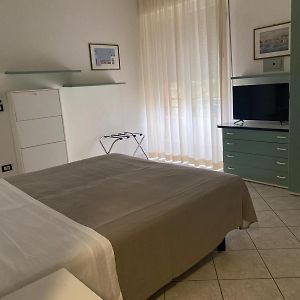 Hotel Ambassador Room Only